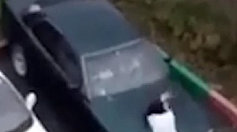 Έξαλλη Ρωσίδα έκανε σμπαράλια με τηγάνι το αυτοκίνητο του πρώην άντρα της! (βίντεο)